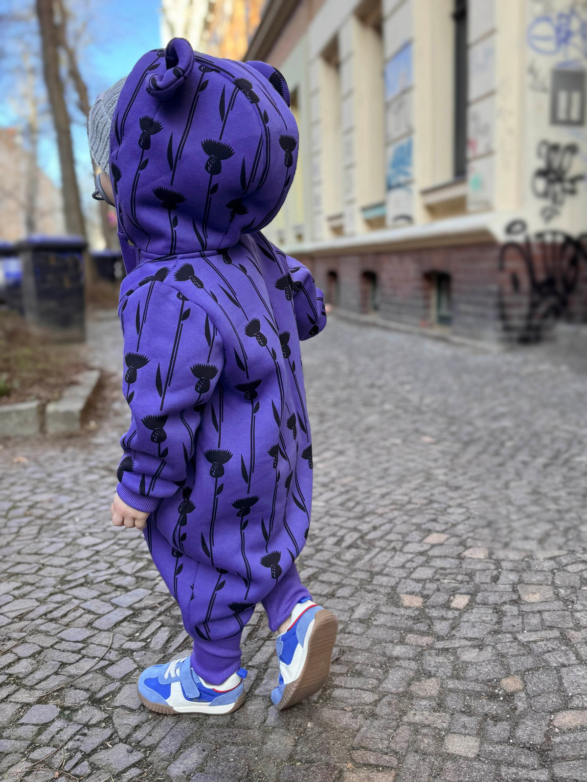 Vauvan haalari hupulla, ohdakkeet liilalla, kuva 2