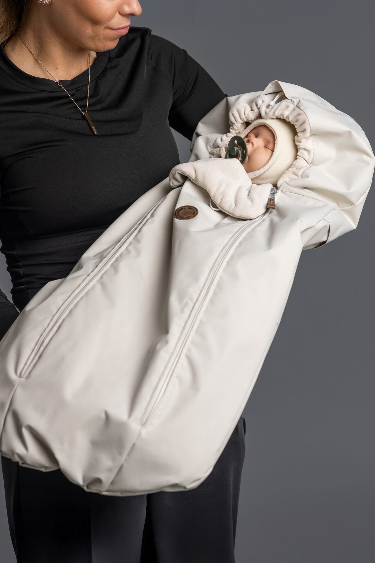 Untuvatäytteinen talvivaunupussi, valkoinen ja beige, kuva 3