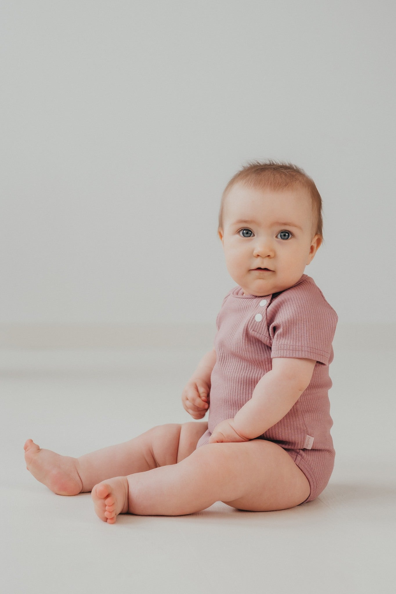 Lyhythihainen vauvanbody GINA